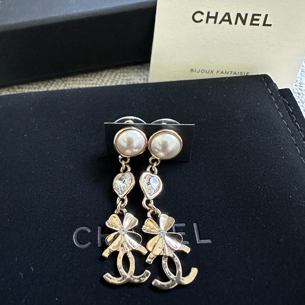 Chanel Earrings Cc Heart Clover Pearl Coco Swing B22s Sliver Gp